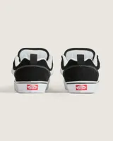 Championes Vans modelo Knu Skool, de diseño inspirado en los años 90 con silueta voluminosa. Confeccionados en gamuza negra, presentan lengüeta y cuello acolchados, Sidestripe en relieve 3D, tiradores en el talón y suela de goma con diseño waffle.