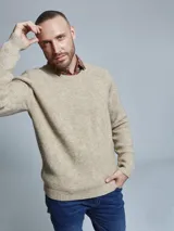 Sweater tejido color beige, de tejido grueso con textura, cuello a la base y manga larga.