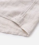 Camisa comfort masculina de lino y algodón color marrón, con cuello inglés, mangas cortas con vuelta, cierre frontal por botones y un bolsillo en el pecho.