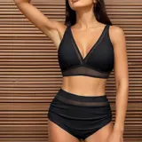 Conjunto de bikini azul de dos piezas, compuesto por un corpiño estilo triángulo con detalles de transparencia y una bombacha de tiro alto con fruncidos laterales y detalles translúcidos.