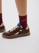 Sneaker Club 82 de cuero, color negro con detalles en beige y suela marrón. Cuenta con cordones off-white y una altura de suela de 3 cm.