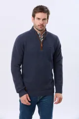 Buzo tejido de punto con textura en relieve, cuello alto con cierre frontal parcial y detalles en gamuza en la solapa del cierre. Presenta puños y ruedo acanalados.