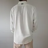 Camisa de lino de manga larga, color negro, con cuello camisero clásico y cierre frontal de botones.