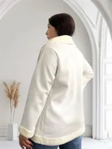 Tapado de ecocuero color blanco con interior de corderito.