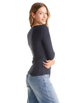 Remera de tejido rib marca Elie Tahari, con cuello redondo y mangas tres cuartos. Presenta un diseño ajustado al cuerpo y un pequeño avío metálico con logo en el ruedo.