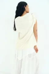 Remera oversized de punto de algodón color crema, con cuello redondo acanalado y hombros caídos. Presenta un estampado frontal de la obra "L'Étoile" de Edgar Degas y texto alusivo.