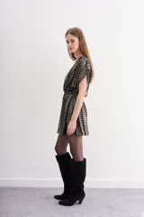 Vestido corto de tul con diseño de rayas en tonos dorados y negros, con escote en V cruzado, mangas cortas y lazo ajustable en la cintura. Incluye un viso interior con breteles regulables.