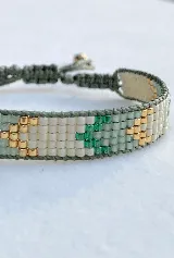 Pulsera tejida a mano con cuentas originales MIYUKI en tonos de beige, verdes y dorado. Ajustable.