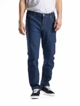 Jean de corte regular fit con silueta recta y relajada, confeccionado en denim azul oscuro con costuras en contraste.