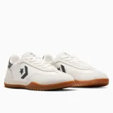 Zapatillas urbanas Converse Run Star Trainer Ox color crema con detalles en negro y suela de goma marrón.