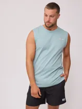 Musculosa celeste de algodón con corte holgado y logo estampado en el pecho.