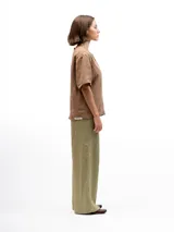 Remera marrón de lino con mangas cortas y corte holgado.