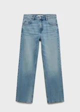 Jeans de tiro medio con diseño recto y clásico de cinco bolsillos, confeccionados en tejido 100% algodón de estilo tejano vaquero en tono azul medio.
