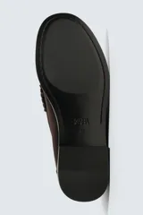 Mocasín de vestir confeccionado en piel con acabado de serraje, presenta un diseño clásico con detalle de antifaz en el empeine y suela a contraste con un ligero tacón.