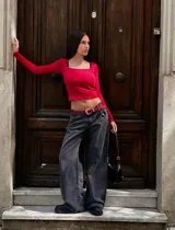 Remera de manga larga color rojo, con escote cuadrado y corte ajustado al cuerpo.