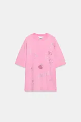 Camiseta oversize de algodón color rosado, con efecto lavado, cuello redondo y manga corta. Presenta aplicaciones de brillos con motivos de Hello Kitty y amigos.