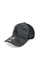 Gorra tipo trucker con corona estructurada, visera curva y cierre ajustable de plástico. Presenta estampado camuflado en tonos grises y negros con el logo de los Dodgers bordado en el frente y malla negra en la parte posterior.