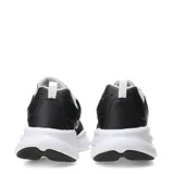 Championes deportivos Umbro modelo Dash, color negro con detalles en blanco. Presentan una suela gruesa de goma blanca, logo de la marca en el lateral y en la lengüeta, y cierre con cordones.