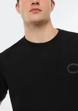 Camiseta de manga corta color negro con cuello redondo y parche con logo de la marca Hering en el pecho.