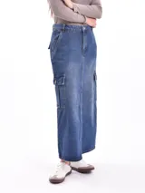 Falda midi de jean azul con bolsillos cargo laterales y corte recto.