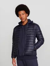 Campera puffer color beige con cierre frontal y bolsillos laterales.