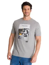 Remera de algodón gris con cuello redondo y manga corta. Presenta un estampado gráfico en el pecho con una fotografía en blanco y negro de maquinaria pesada, el texto 'Peoria Illinois' y el logo de la marca CAT.