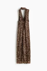Vestido largo de gasa con estampado animal print en tonos marrones y beige, cuello halter con pañuelo incorporado, escote en V y diseño ajustado.