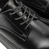 Zapato de vestir acordonado color negro, con suela track y detalle de costuras en la puntera.