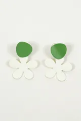 Aros colgantes con diseño de flor blanca y pieza superior circular en color verde.