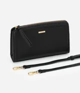 Cartera bandolera pequeña de poliuretano negro, con correa larga y cierre de cremallera.