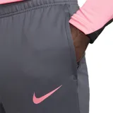 Pantalón de entrenamiento Nike Strike color gris con logo rosado, de corte slim, ligero y transpirable. Cuenta con tecnología Dri-FIT, bolsillos laterales con cierre, pretina elástica con cordón y puños con cierre.