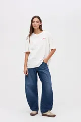 Remera de manga corta confeccionada en algodón lavado con textura suave. Presenta un diseño de calce clásico con bordado de la marca en el pecho y en la manga, además de tajos laterales en el ruedo.