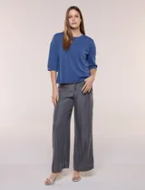 Buzo de calce relajado color negro, confeccionado en modal con cuello redondo clásico, mangas tres cuartos de hombros caídos con puño y ruedo recto.