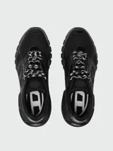 Zapatillas deportivas Diesel modelo S-Pro-V-Dense, color negro, confeccionadas en una combinación de malla y material sintético. Presentan diseño robusto con suela gruesa, cordones jaspeados en blanco y negro, y el logo de la marca integrado en el lateral.