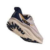 Championes de running Hoka Kawana 3, color beige con detalles en azul marino y amarillo, con suela amortiguada de gran volumen.