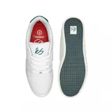 Zapatillas de skate color marrón claro, de gamuza, con suela plana y perforaciones laterales para ventilación.