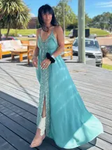 Vestido largo color salmón con escote en V, breteles finos y bordados con lentejuelas en el frente.