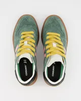 Championes Coolway modelo Goal, confeccionados en serraje verde con detalles en piel color rosa, marrón y negro. Presentan cordones planos color mostaza, suela de goma flexible y refuerzos con pespuntes en la puntera.