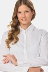 Camisa lisa de color blanco, de corte clásico y entallado, con mangas largas y cierre frontal con botones.