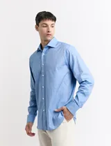 Camisa celeste con microestampado de puntos blancos y rojos, de corte clásico, manga larga y cuello italiano.
