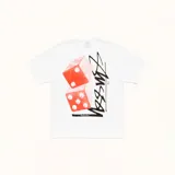 Camiseta de manga corta Stussy color blanco, con diseño estampado en la espalda que incluye dos dados rojos y el logo de la marca en negro.