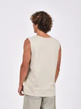 Musculosa negra de corte ancho y sin mangas, con cuello redondo.