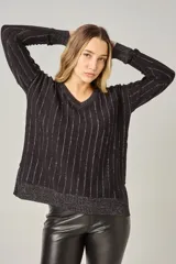 Sweater de punto negro con escote en V y rayas verticales plateadas.