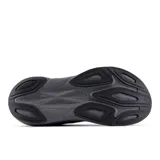 Championes de running New Balance modelo More, color negro con entresuela gris oscuro. Presentan un diseño de suela con amortiguación elevada y logo N en el lateral.