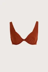 Top de bikini tipo corset color terracota, con diseño tableado en las copas y estructura con varillas internas para mayor soporte.