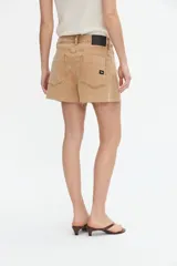 Short de jean tiro alto en color marrón claro, con pinzas delanteras y calce relajado.