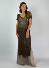 Vestido largo de tejido crochet color marrón, con escote en V y mangas cortas.
