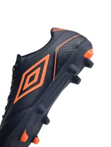 Championes de fútbol Umbro modelo Classico III HG, color negro con detalles en rojo. Presentan el logo de la marca en el lateral y suela con tapones para terreno firme.