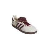Championes Adidas Samba modelo Long Tongue, color blanco crema con detalles en bordó y suela de goma marrón. Presentan lengüeta alargada con costuras decorativas y las clásicas tres tiras en los laterales.