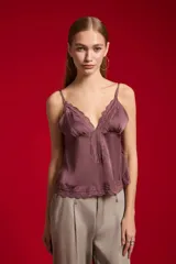 Musculosa de satén color malva con detalles de encaje en el escote en V, los laterales y el ruedo, de tirantes finos regulables.